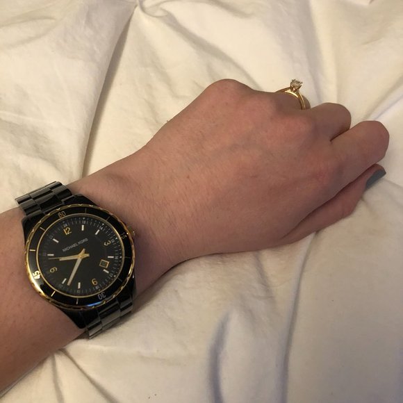 Michael Kors Oversized Watch - Picture 3 of 6